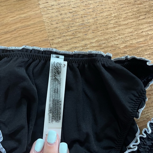 Frankie’s Bikinis set - Picture 2 of 3